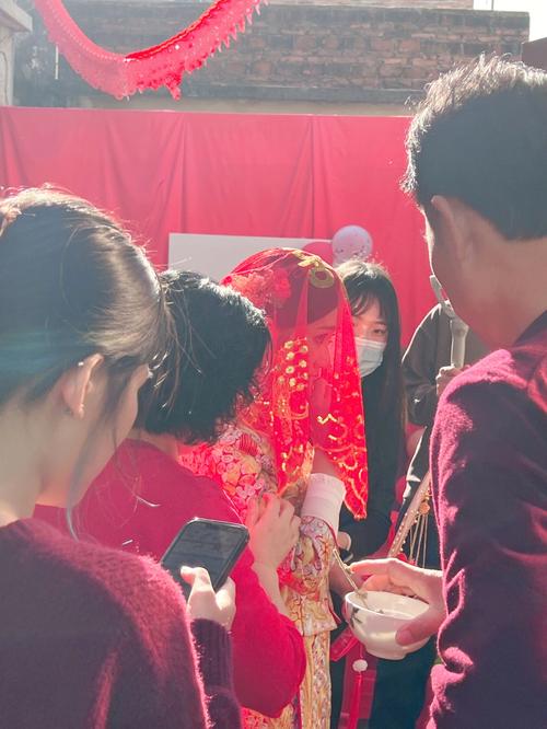 为什么新娘出嫁要打红伞挂镜子