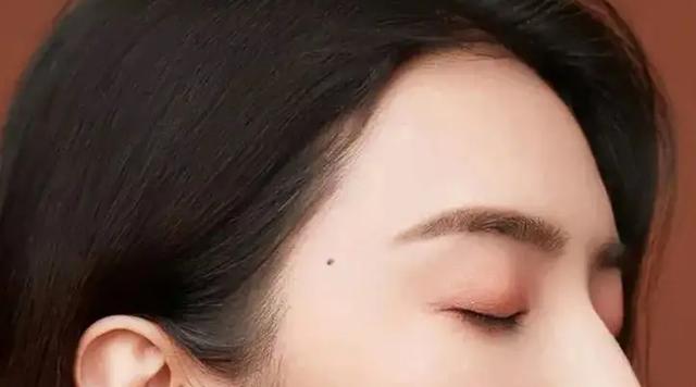 女人脸上最好的两颗痣