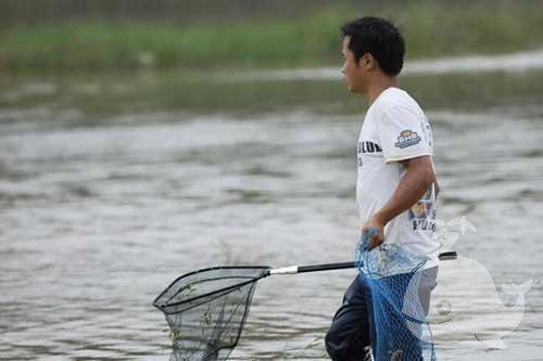 男人梦见在水里抓鱼好不好