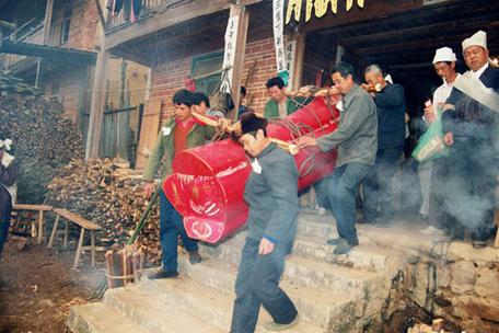 老人一般几点下葬
