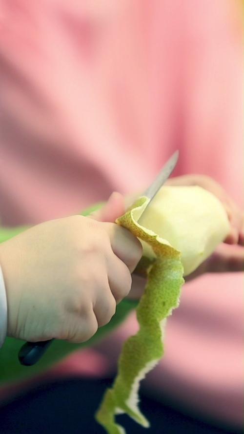 梦见朋友削梨