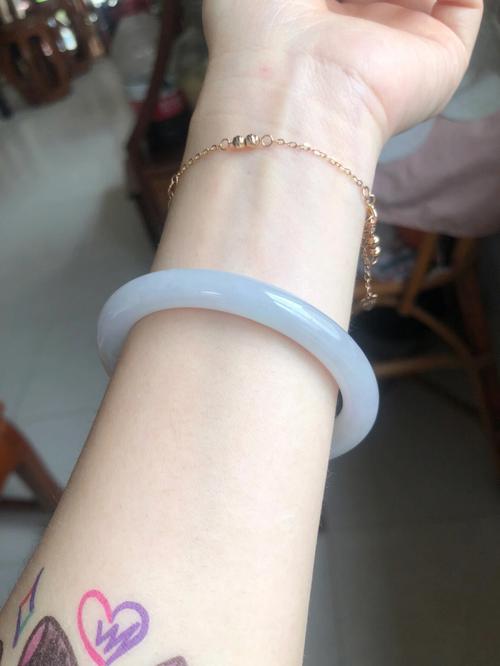 女人戴手镯左手还是右手好