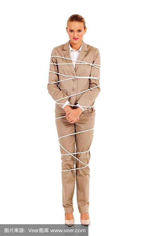 身体被绳子绑住