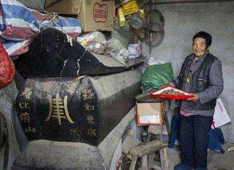 手机不能留有已故的人照片棺木里能放老人的红衣服吗?