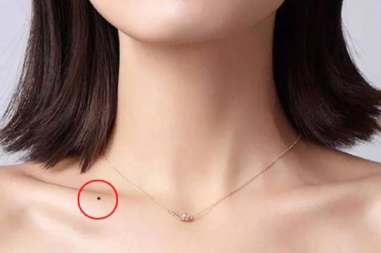 女人右锁骨有痣穷一辈子