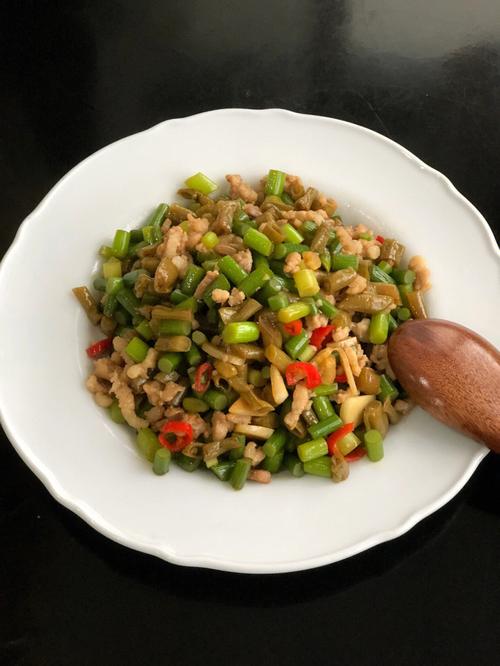 属虎女吃饭时在菜里发现苍蝇会怎么做?