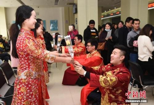 中秋前一天民政局能领结婚证吗