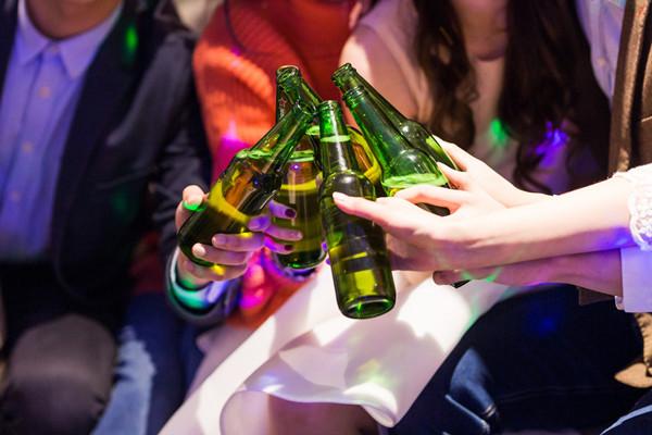 梦见喝酒干杯,工作日会忙碌