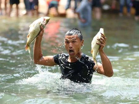 男人梦见在水里抓到活鱼