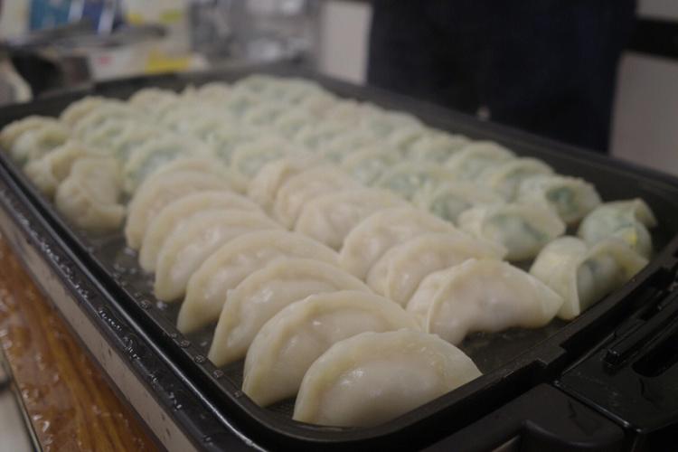 梦见过年吃饺子吃到钱