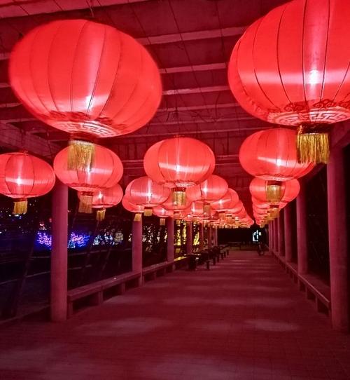过年灯笼如何挂来年财运滚滚来