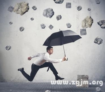 梦见山上滚石头下来