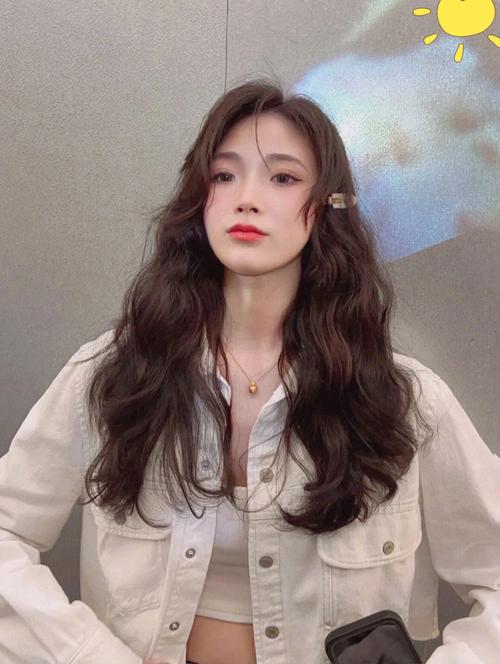 头发卷少的女孩命好不好