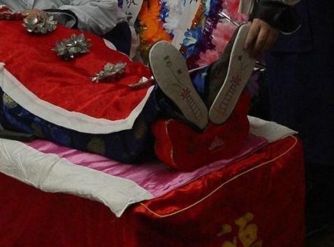 梦见别人穿寿衣
