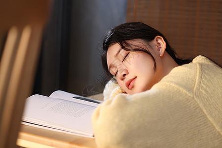 趴在桌上的女士测试健康