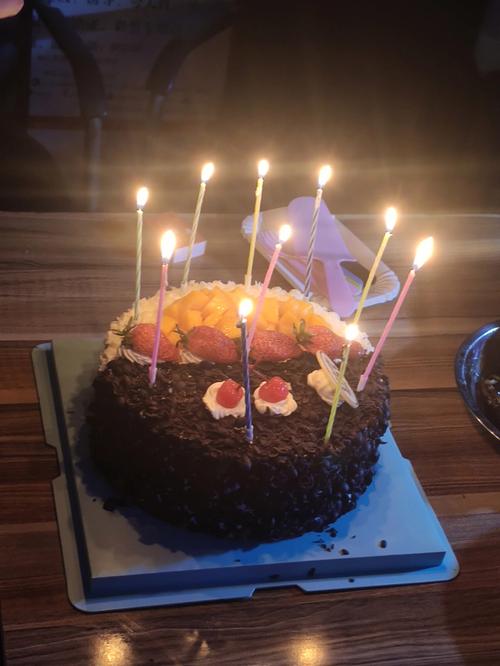 梦见吃生日蛋糕