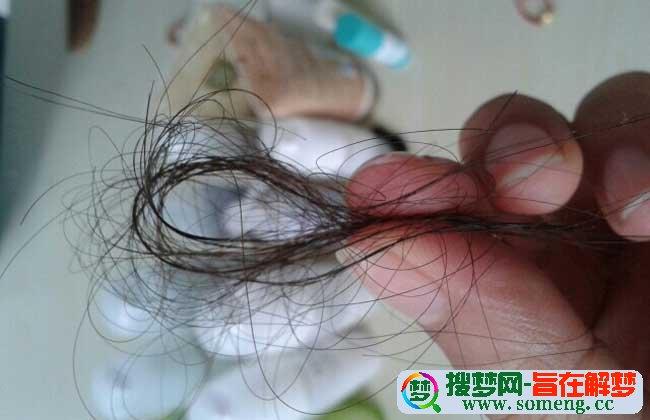 梦见洗头掉头发