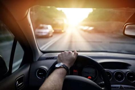 女人梦见开别人的车