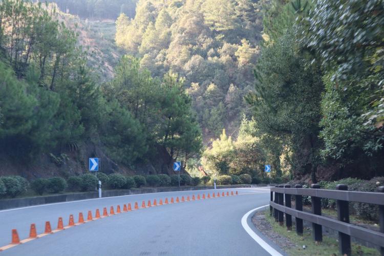 梦见走弯曲的山路
