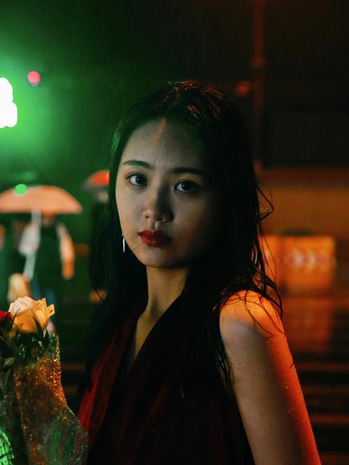 梦见跟美女一起淋雨