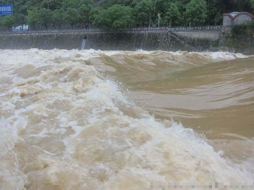 梦见下雨涨水
