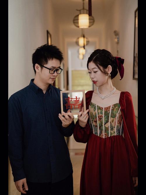 订婚男女方要穿什么