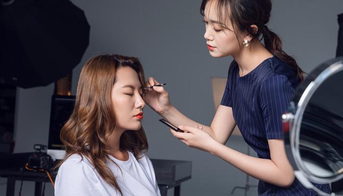 梦见给别人化妆