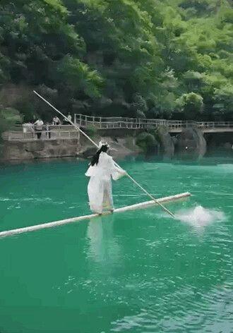 女人梦到自己在水上漂行