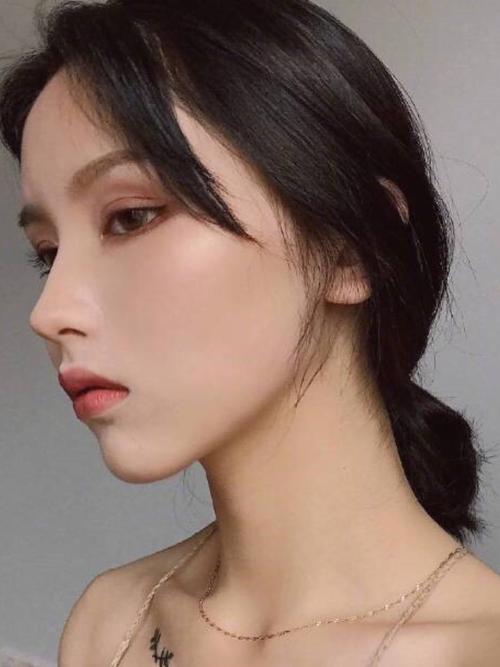 体型匀称鼻子挺