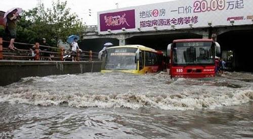 梦见发洪水把车冲走了