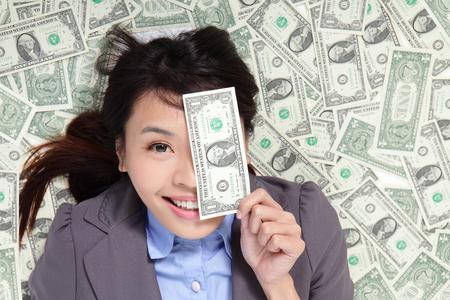 女人梦见老公给自己钱代表着什么
