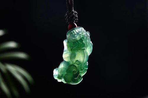 水命人适合戴金还是玉
