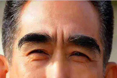 右边一根长眉毛吉凶