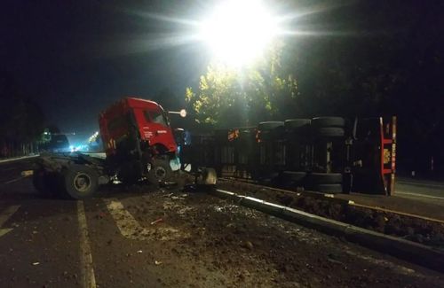 梦见大货车翻车