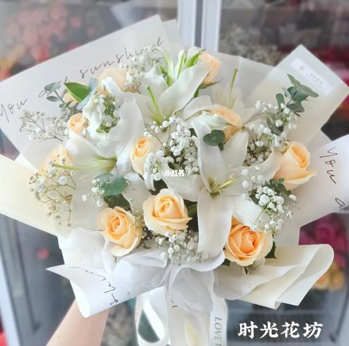 香槟玫瑰配什么好看:百合满天星皆可