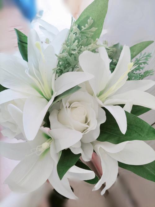百合花搭配白色玫瑰:白色的纯洁之爱