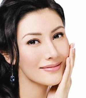 面相山根断的女性不太合群