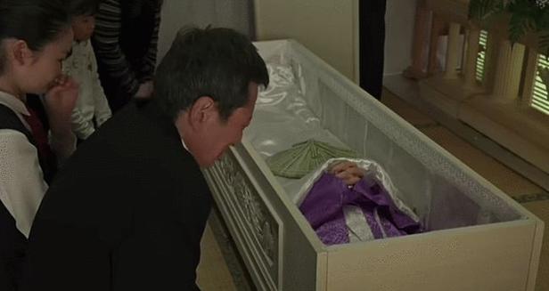 女人梦见棺材在家里