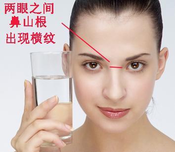 山根有横纹的女人大富大贵吗