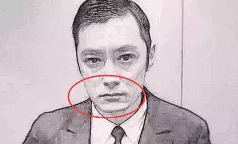 嘴角下垂面相男人