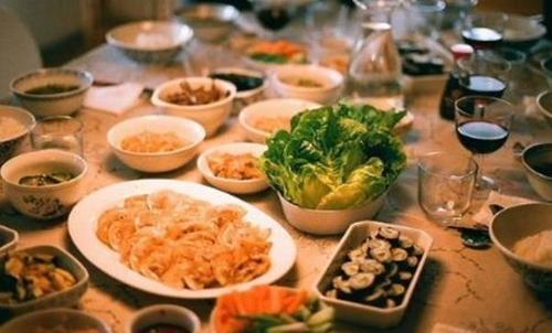 女人梦到好多人坐席是什么意思