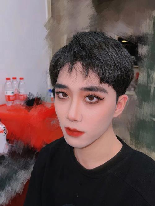 梦见男人化妆是什么意思