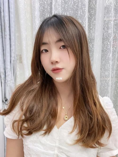 属兔女生画了很精致的妆出门是要做什么