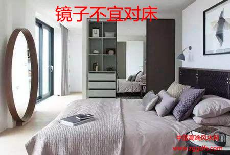 床头旁边放镜子有什么影响,镜子的摆放禁忌