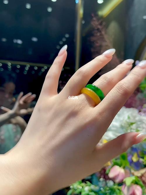 女人戴翡翠好还是玉好