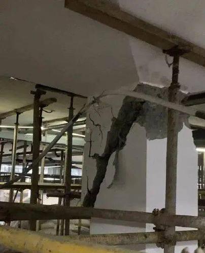 从地基到屋顶 从基础到屋顶全部断开