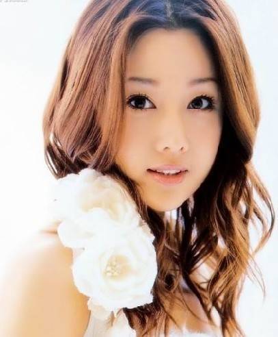 招蜜蜂追捧的女人面相