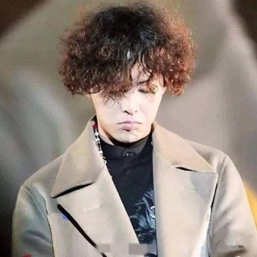 天生卷发的男人真的薄情花心