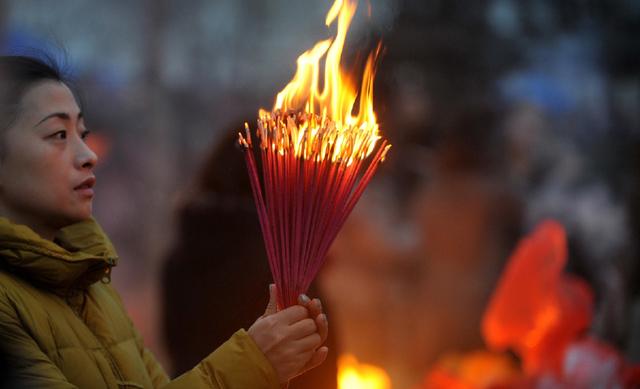 梦见上香祭拜