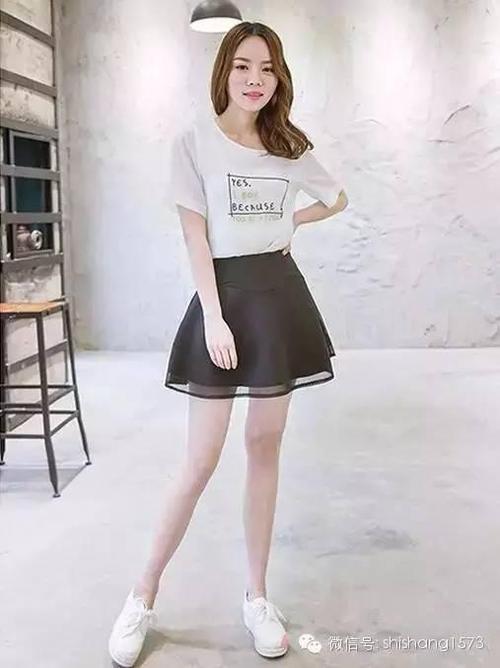 属虎女适合穿什么颜色的超短裙